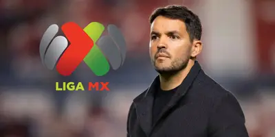 Nicolás Larcamón junto al logo de la Liga MX / FOTO DEPORTES TOTAL MX