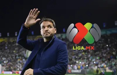 Nicolás Larcamón saludando y logo de la Liga MX/ Foto León.mx