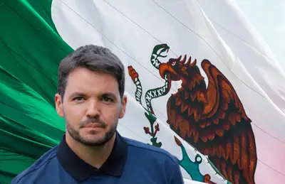 Nicolás Larcamón y bandera de México/Foto López Dóriga Digital.