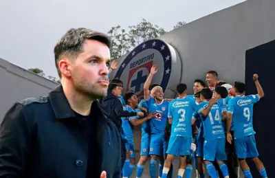 Nicolás Larcamón y jugadores de Cruz Azul/Foto Mediotiempo.