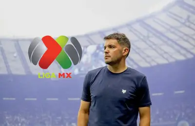 Nicolás Larcamón y logo de Liga MX/Foto Deportes Total MX.