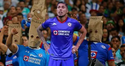 No esta contento el vestidor con regresar a Carlos Salcedo, y los millones que pediría Cruz Azul al Corinthias por su pase