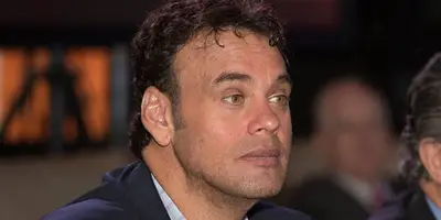 No fue la mejor noche para David Faitelson, quien se llevó las burlas por su pifia de época.