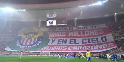 "No sólo son 11, somos millones y en el cielo muchos corazones”, se leyó en la cabecera de los espectadores rojiblancos