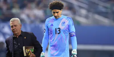 Ochoa en partido, foto de ESTO, con Aguirre al frente