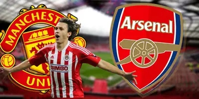 Omar Arellano junto a los escudos del Arsenal y Manchester United / FOTO Fútbol Mexicano