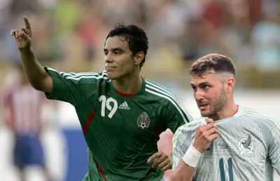 Omar Bravo celebrando y Santiago Giménez serio/Foto TUDN.