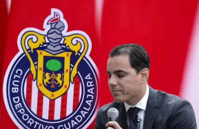 Omar Bravo con micrófono y logo de Chivas/ Foto Rebaño Pasión.
