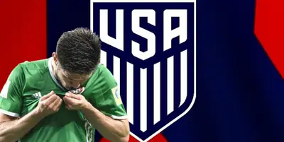 Oribe Peralta besando el escudo del Tri / FOTO EMISORAS UNIDAS