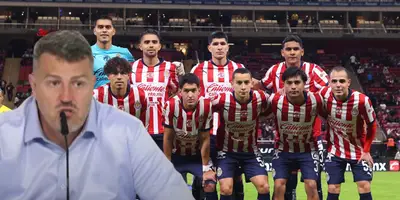 Òscar García Junyent junto a futbolistas de Chivas / FOTO YOUTUBE