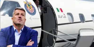 Òscar García Junyent junto al avión de Chivas / FOTO CHIVAS