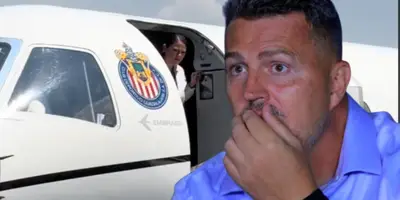 Òscar García Junyent junto al avión de Chivas / FOTO SOY FÚTBOL