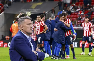 Óscar Junyent de brazos cruzados y jugadores de Chivas/ Foto Mexsport.