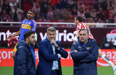 Óscar Junynet y su cuerpo técnico, jugador de Guadalajara celebrando/ Foto Chivas.