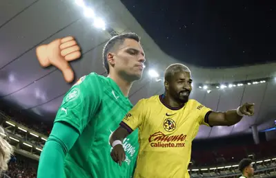 Óscar Whalley atajando y Rodrigo Aguirre celebrando/ Foto Fútbol Total.