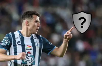 Oussama Idrissi señalando equipo sin escudo/ Foto Yahoo Noticias.