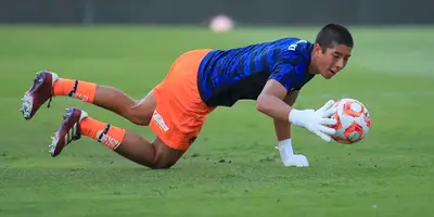 Parra en calentamiento. Foto: Pumas