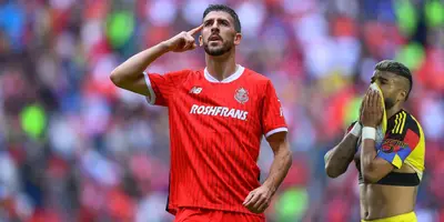 Paulinho celebrando, foto del Toluca, con Aguirre al frente
