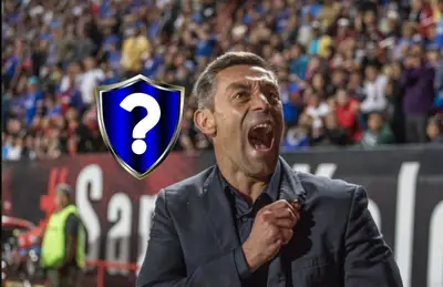 Pedro Caixinha celebrando y logo de equipo sin escudo/Foto Infobae.