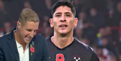 Periodista inglés junto a Edson Álvarez / FOTO X