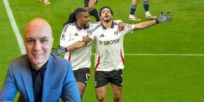 Periodista inglés junto al gol de Raúl Jiménez / FOTO X