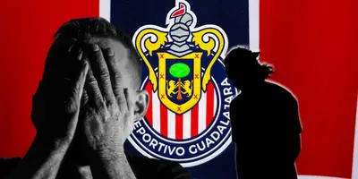 Persona arrepentido junto al escudo de Chivas / FOTO DEFINICIÓN DE