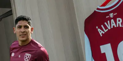 Playera de Edson de fondo, tomada de West Ham