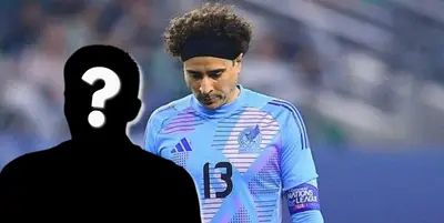 Portero incógnito junto a Guillermo Ochoa / FOTO RÉCORD