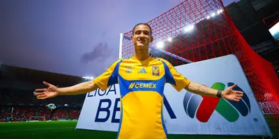 Publicidad de Liga MX de fondo, tomada de Milenio, con Antuna al frente