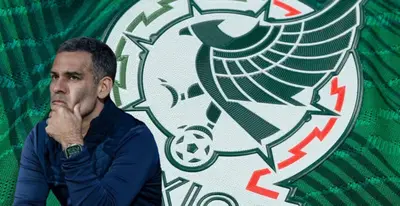 Rafael Márquez junto al escudo del Tri / FOTO SOY FÚTBOL