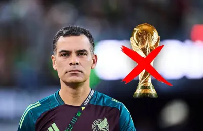 Rafael Márquez y copa del Mundo con cruz roja/Foto Marca.