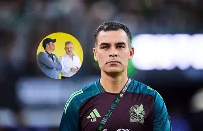 Rafael Márquez y Javier Aguirre platicando con Jardine/ Foto Marca.