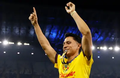 Ramón Juárez alzando los dedos/Foto Infobae.