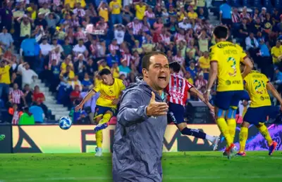 Ramón Juárez pateando balón y André Jardine gritando/ Foto ESPN.