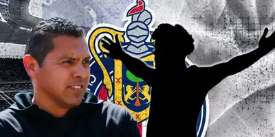 Ramón Morales junto a futbolista incógnito / FOTO FUTBOL TOTAL