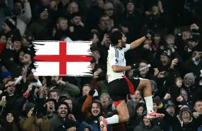 Raúl Jiménez celebrando y bandera de Inglaterra pintada/ Foto 'X'.