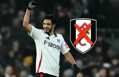 Raúl Jiménez celebrando y escudo del Fulham tachado/ Foto Goal.