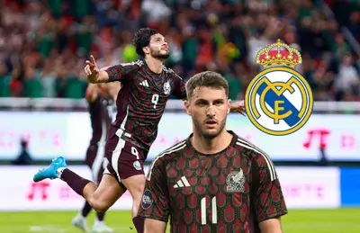 Raúl Jiménez celebrando y Santiago Giménez serio, al lado logo del Real Madrid/ Foto TV Azteca.