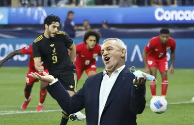 Raúl Jiménez cobrando penal y Javier Aguirre/Foto Los Ángeles Times.