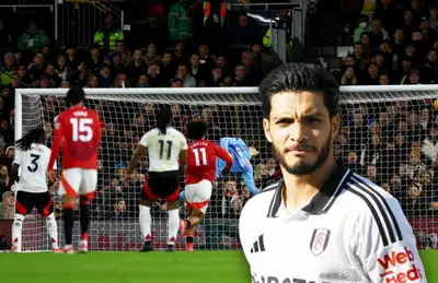 Raúl Jiménez con las manos en la cabeza/Foto Premier League.