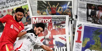 Raúl Jiménez contra Joe Gomez / FOTO X