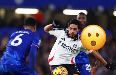 Raúl Jiménez disputando balón y emoji sorprendido/Foto Quiero TV.