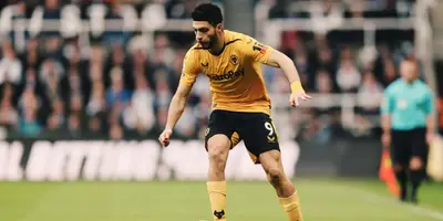 Raúl Jiménez estuvo cerca del gol, pero se le sigue negando tras más de un año