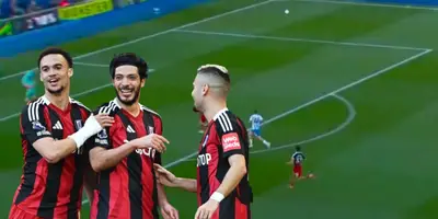 Raúl Jiménez festejando su gol ante Brighton / FOTO X