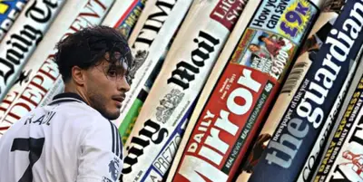 Raúl Jiménez junto a diarios ingleses / FOTO X