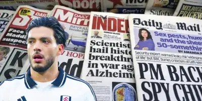 Raúl Jiménez junto a diarios ingleses / FOTO X