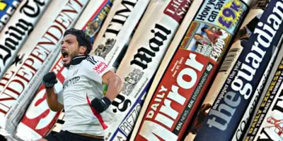 Raúl Jiménez junto a diarios ingleses / FOTO X