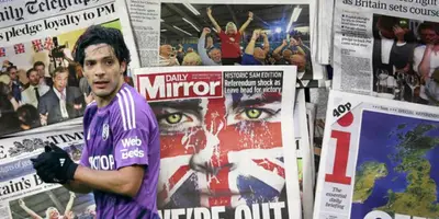 Raúl Jiménez junto a diarios ingleses / FOTO X