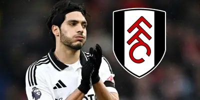 Raúl Jiménez junto al escudo del Fulham / FOTO LA RAZÓN MÉXICO