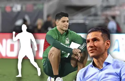 Raúl Jiménez sentado, silueta de jugador y Jaime Lozano/ Foto Sports Media.